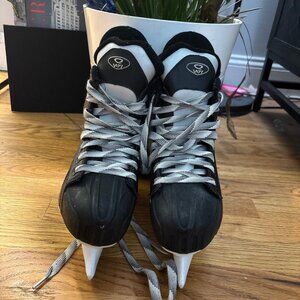 Nike TUUK Fasteel Quest V-T1 Junior Hockey Skates Size 7 EE 260RL